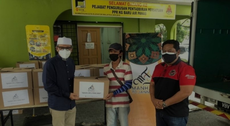 Sesi pengedaran Qaseh MTJ Food Box sebanyak 300 kotak yang berlaku di Projek Perumahan Rakyat (PPR) Kampung Air Panas, Setapak.