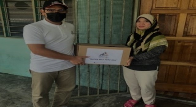 Ahli usrah MTJ bergambar bersama penerima sumbangan Qaseh MTJ Food Box yang telah diedarkan terus di rumah penerima sumbangan dan di Foodbank yang berada di sekitar Klang.
